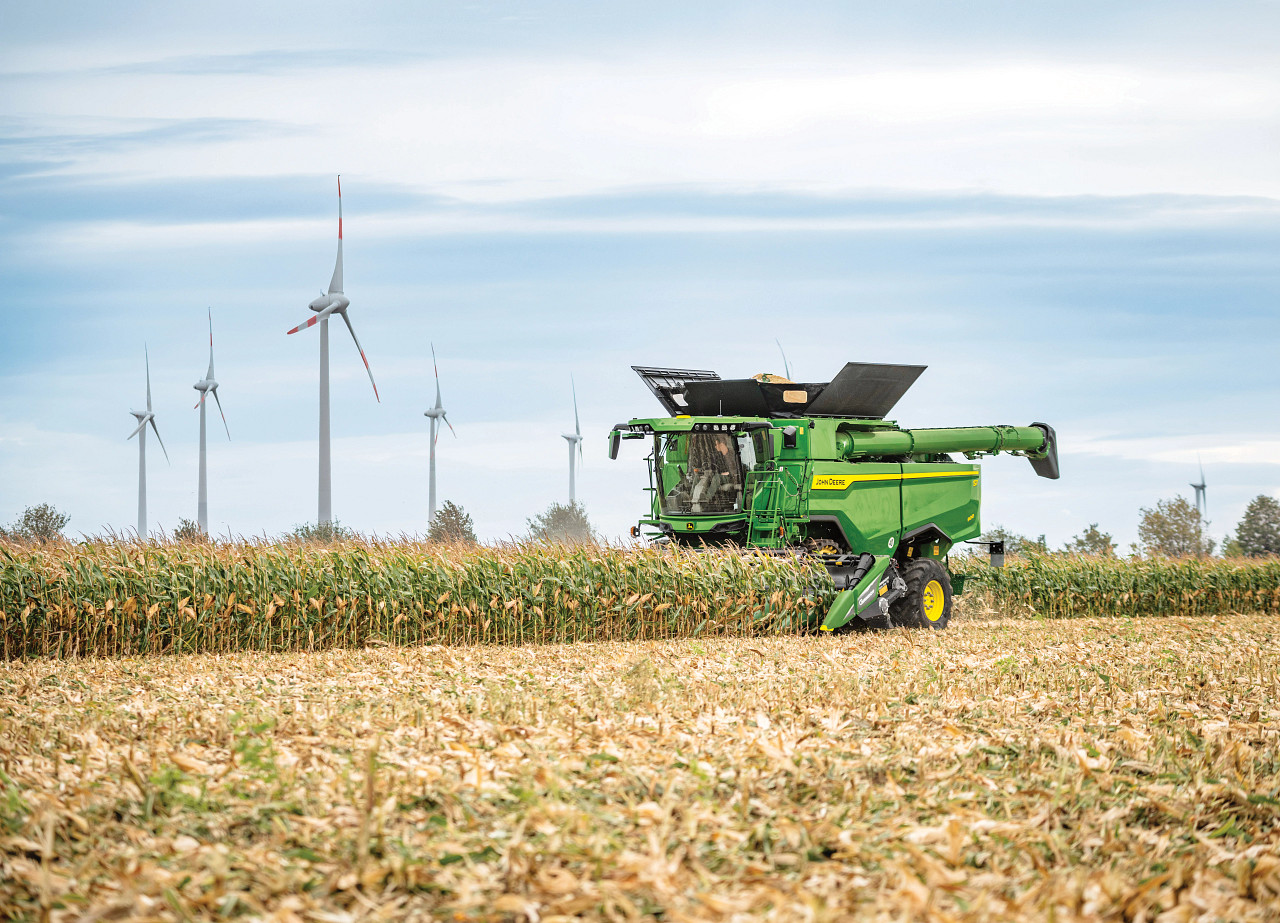John Deere S7 900 combine harvesting corn John Deere wprowadza zmiany w kombajnach na rok modelowy 2027 w seriach T5/T6, S7 oraz X9
