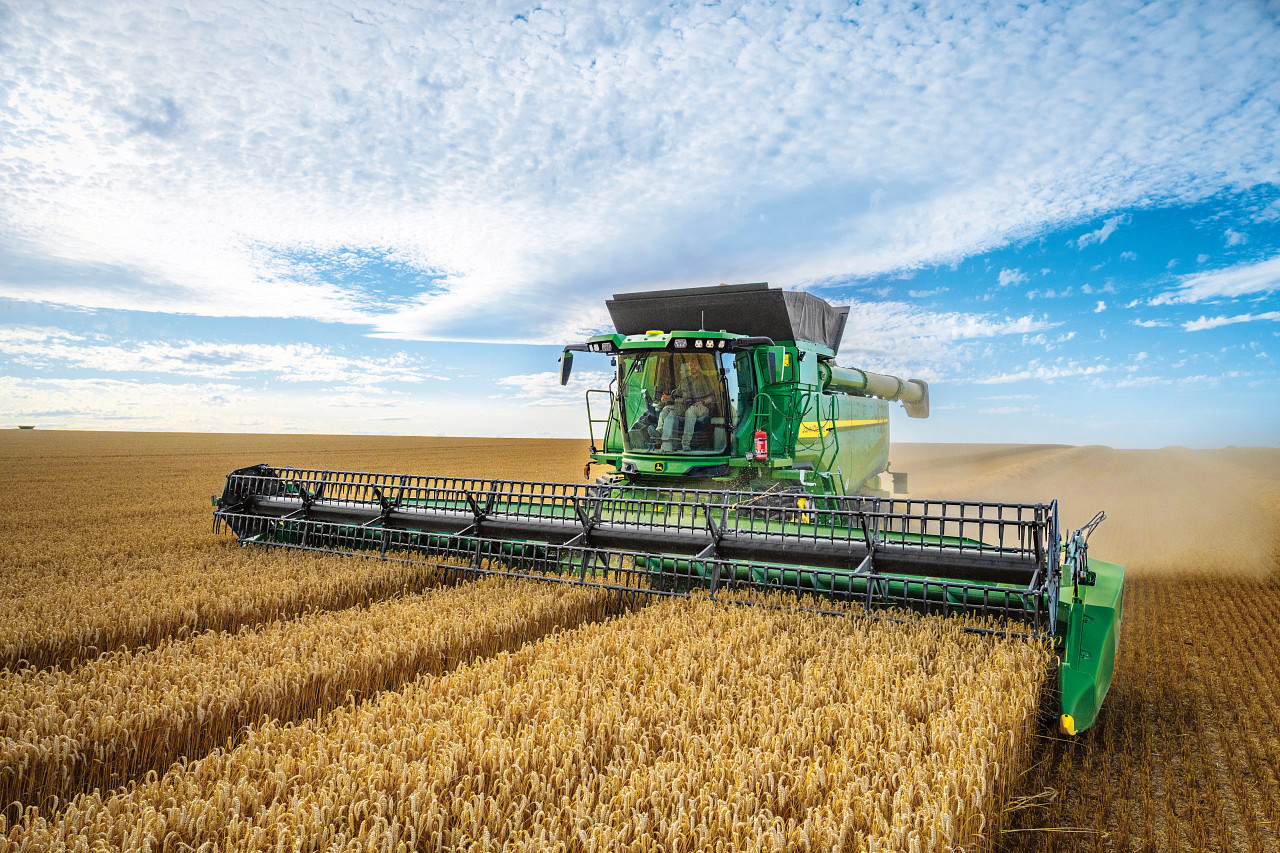 T5 T6 combines focus on operator comfort and harvesting technology 03 John Deere wprowadza zmiany w kombajnach na rok modelowy 2027 w seriach T5/T6, S7 oraz X9