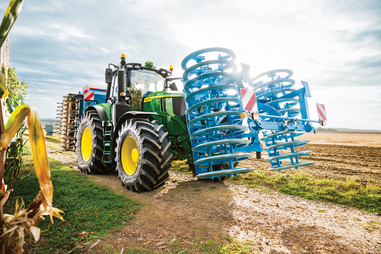 r2g096097 LSC John Deere aktualizuje serię ciągników 6M na rok modelowy 2027   teraz z przekładnią e19