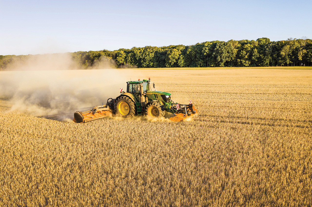 r2g096217 LSC John Deere aktualizuje serię ciągników 6M na rok modelowy 2027   teraz z przekładnią e19